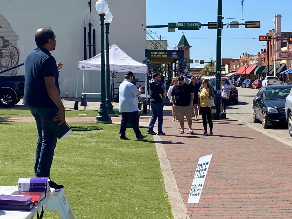 Open-air preaching and the observant congregant